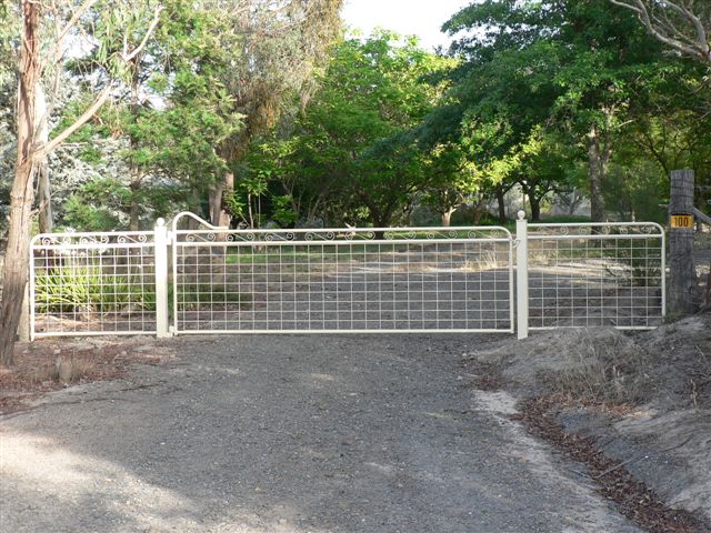 Maddison heritage style country gate with mesh