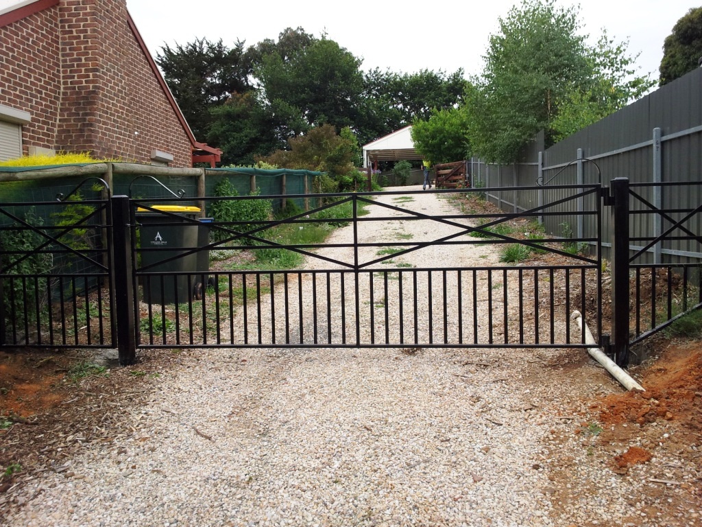 Customer review of a country gate at Woodside, South Australia. Side fence panel, small side personal access gate and main entrance gate.